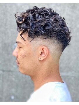 フランクスバーバー アンド ビアークラブ(FRANK'S BARBER and BEER CLUB) スキンフェードカットランダムパーマサイドグラデーション