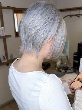 ブレイズヘアー(BLAZEhair) 【ハイトーンショート】ホワイトシルバー×ブリーチ３回