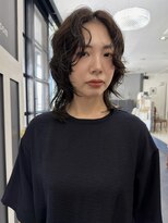 ナービス(NARVIS)&nbsp;センターパート×くせ毛風こなれミディアムパーマ