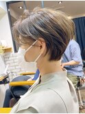 大人ショートボブ、白髪ぼかしハイライト、丸みくびれ【BISA】