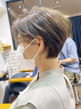 アヴァロン(AVALON) 大人ショートボブ、白髪ぼかしハイライト、丸みくびれ【BISA】