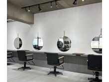 ユエ(Yue)の雰囲気（シンプルな内装でゆったりくつろいでください。）