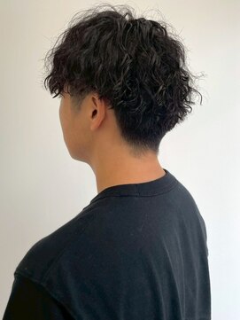 スパイラルパーマ ツーブロックマッシュ 黒髪ショート 20代