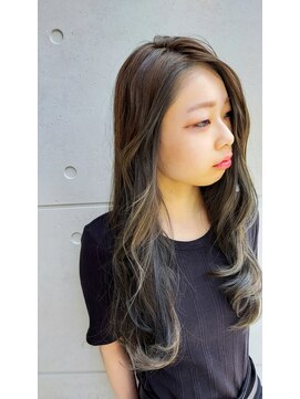 ビロード ヘアー(Veludo hair) 個性が際立つグレイッシュロング
