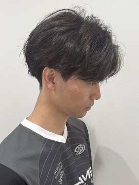 ヒュイル バイ ニアウ(Hwyl by Niau) メンズセンターパートニュアンスパーマスパイラルパーマ刈り上げ