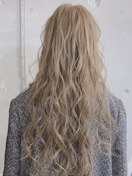 リッカ(RICCA) ワンレングスにハイトーンのカラーリング