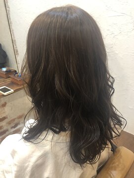 ニコ 熊取 (nico) ヌーディーベージュの揺れ巻きロング