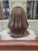 ミディアムヘアのオリーブベージュ☆