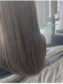 オリーブベージュカラー。