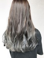 オーティティ(O-TETE)&nbsp;O-tete シルバーグレー系グラデーションカラーブリーチ