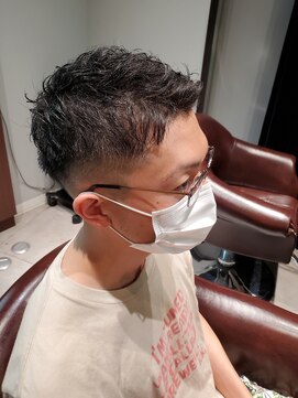 アクシー ヘアーアンドメイク(AXY HAIR&MAKE) スキンフェード/ツーブロック刈り上げ/アップバング