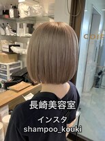 コワファースト長崎シャンプーボーイ 2nd(COIFF1RST 長崎 SHAMPOO BOY)&nbsp;長崎 丸みボブ×ホワイトベージュ