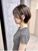 抜け感レイヤーで若見え。軽やか大人ショート
