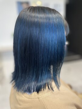 トータルビューティサロン シェリ(total beauty salon cheri) ディープブルー×切りっぱなしセミディー