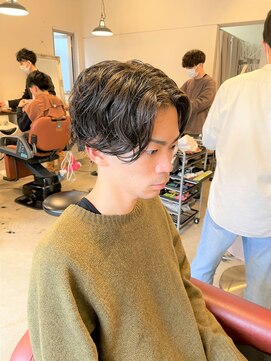 アンティコ(Antico) センターパートスパイラルモテ髪マッシュ束感ネープレスフェード