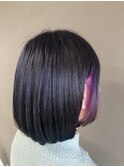 ビビットインナーカラーの暗髪ボブ