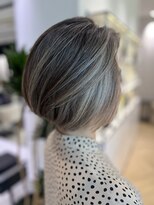 ステア ケース(stair case)&nbsp;脱白髪染め！ 白髪の分量の配置に合わせたハイライト