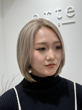 アルテヘアー(arte HAIR) 【arte HAIR】ホワイトブロンド/ボブ/センターパート
