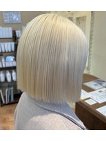 ヴィサージュオーク(VISAGE oak)&nbsp;抜きっぱなし/ホワイトブロンド/顎下ぱつっとボブ