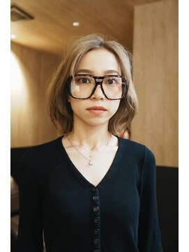 ミューズ バイ ケンジ(MUSE by KENJE) ベージュカラーミディアムフェイスレイヤーハイトーンボブ