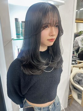 リア(riah) 韓国系暗髪/艶ロング/透明感カラー/ダークグレージュ/小顔