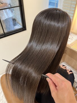アテナ(ATENA) 髪の悩みを解消し、理想の艶髪へ！一度で感じる違い