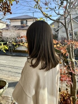 赤みを抑えた透明感◎エドルカラーで上品ミディアム