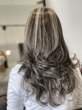 リベルタ(LIBERTA) ハイライト/白髪染め卒業/白髪を活かす/白髪染めしない