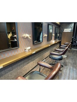 お客様ひとりひとりの時間を大切に。初めての方でもリラックスできるリビングのような空間です！