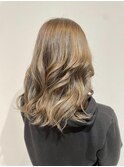毛先のブリーチを生かした　ライトベージュ