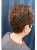 ショートスタイルのブラウンカラー