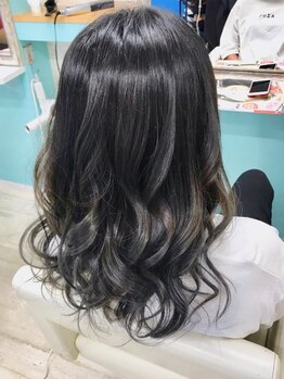 ヘア メイク ビアンカ(Hair make Bianca)の写真/《朝9時より営業》髪の赤みを抑え透明感のあるスタイルへ★トレンドカラー×お手軽Price♪