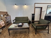 サンの雰囲気（店内待合所<床屋><理容室>[津][フェード]）