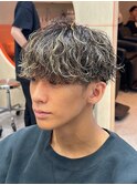 波巻きパーマ×ハイライトでストリート感溢れる男らしいヘアに◎