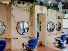 店内は明るくて開放的な空間です。