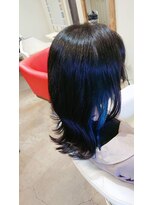 ランプヘアー(LAMP HAIR) 黒髪暗髪+鮮やかブルー寒色系イヤリングカラー 外ハネミディ
