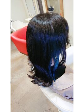 ランプヘアー(LAMP HAIR) 黒髪暗髪+鮮やかブルー寒色系イヤリングカラー 外ハネミディ