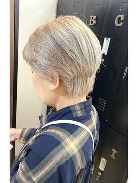 ギフト ヘアー サロン(gift hair salon) 【白髪ぼかしハイトーンベージュくびれショート】原口健伸