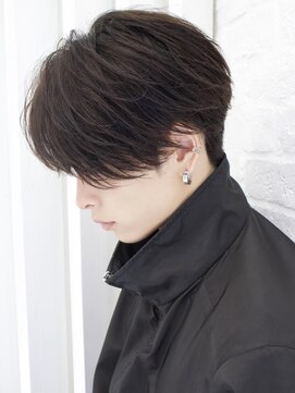 エイド 渋谷(aid) 前下がり毛流れセンターパート束感刈り上げツーブロックビジネス