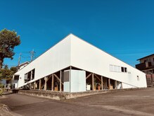 エパングル(epingle)の雰囲気(【イオンモール宮崎近く】道路沿いの白い三角の建物です)