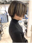 ハイライト黒髪前下がりハンサムショートハイコントラストカラー