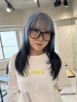 パーク(PAAQ)&nbsp;ダブルカラー＆ブリーチレイヤーハッシュカットルーツカラー水色