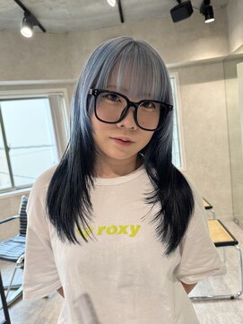 パーク(PAAQ) ダブルカラー＆ブリーチレイヤーハッシュカットルーツカラー水色