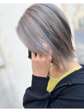 サーティーン(THIRTEEN) Wカラー×ローライトでメリハリ外ハネボブ(20代)