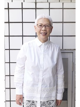 マレ(MARAIS) 白髪が綺麗でカッコいい柔らかいショートスタイル