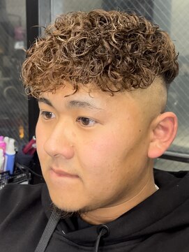 イーラ(era) ショートスペインカール　眉カット　メンズ　パーマ　フェード