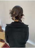 結婚式お呼ばれヘアくすみベージュカチモリ