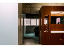 エスミ(Esumi)の雰囲気（自然光の入る、シャンプースペース。）