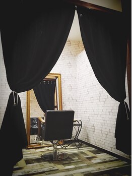 ヘアーギャラリー シェノン(Hair Gallery Chainon)の写真/ゆったり過ごせる個室あり♪白を基調としたアンティーク調の空間で自分だけのサロンタイムを！