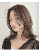 「ミディアムヘアで、エレガントさと動きのあるスタイルを」